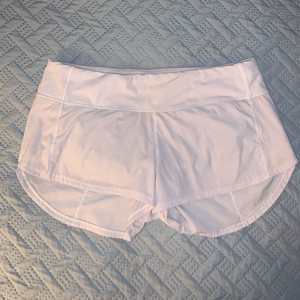 WORN TWICE 2.5 in LuLulemon 6 Speed Up short white